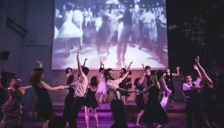 Bailemos en el hall. Foto del Complejo Teatral de Buenos Aires.  