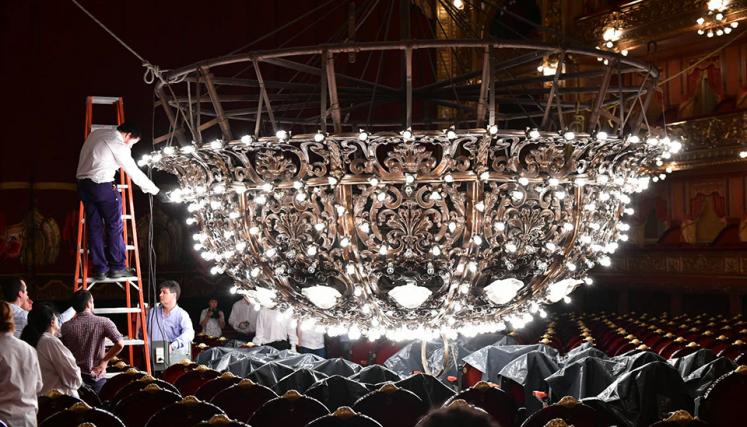 Limpieza de la Araña del Teatro Colón. Foto de Juan José Bruzza/Prensa Teatro Colón.