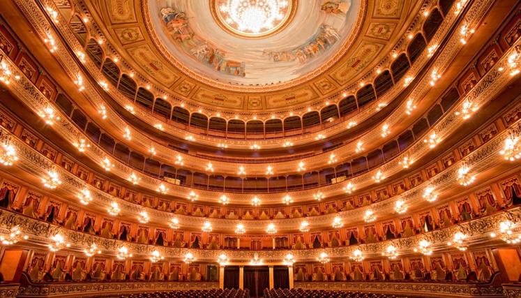 Limpieza de la Araña del Teatro Colón. Foto de Prensa Teatro Colón.