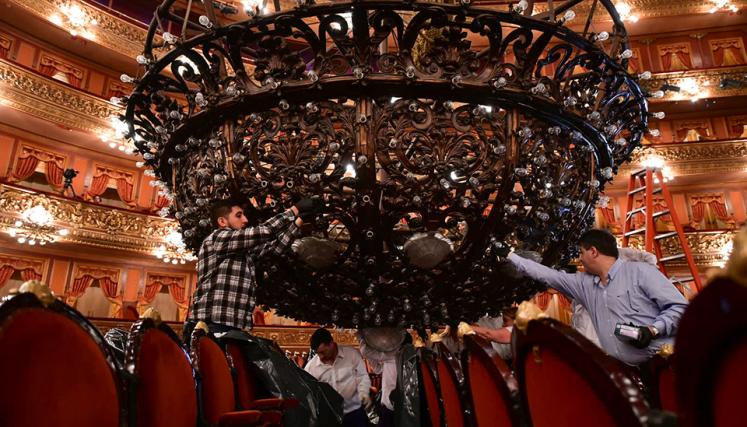Limpieza de la Araña del Teatro Colón. Foto de Juan José Bruzza/Prensa Teatro Colón.