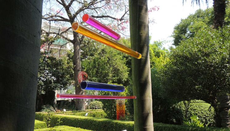 Dimensiones: Medida variable. Material: Tubo de acrílico, colorante de fluido, fluido, tapón en 3D, sogas, precintos, cable de acero, accesorios de amarre.