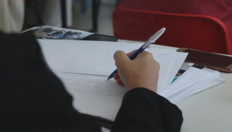 docente tomando apuntes