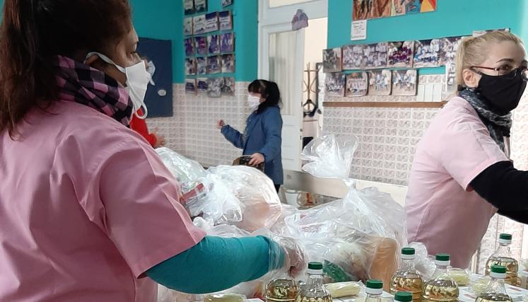 docentes entregando canasta escolar nutritiva