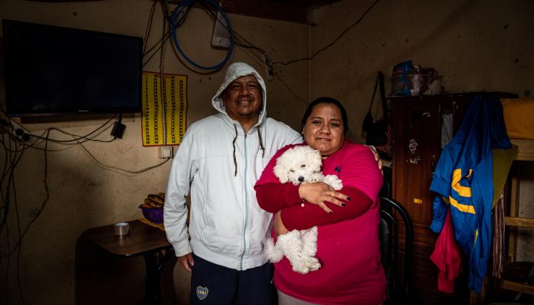 Una familia del Barrio Mugica, en su vieja casa debajo de la Autopista Illia.