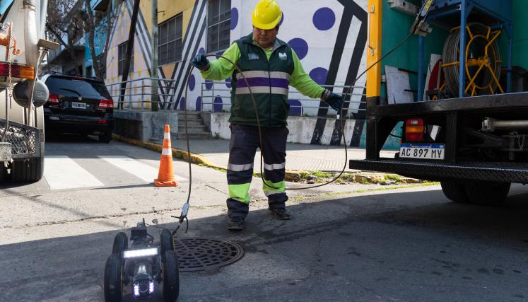 Wall E, el robot que mantiene limpios los desagües de la Ciudad